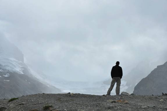 Admirado com a grandiosidade da paisagem entre Lake Louise e Jasper, em Alberta, no Canadá